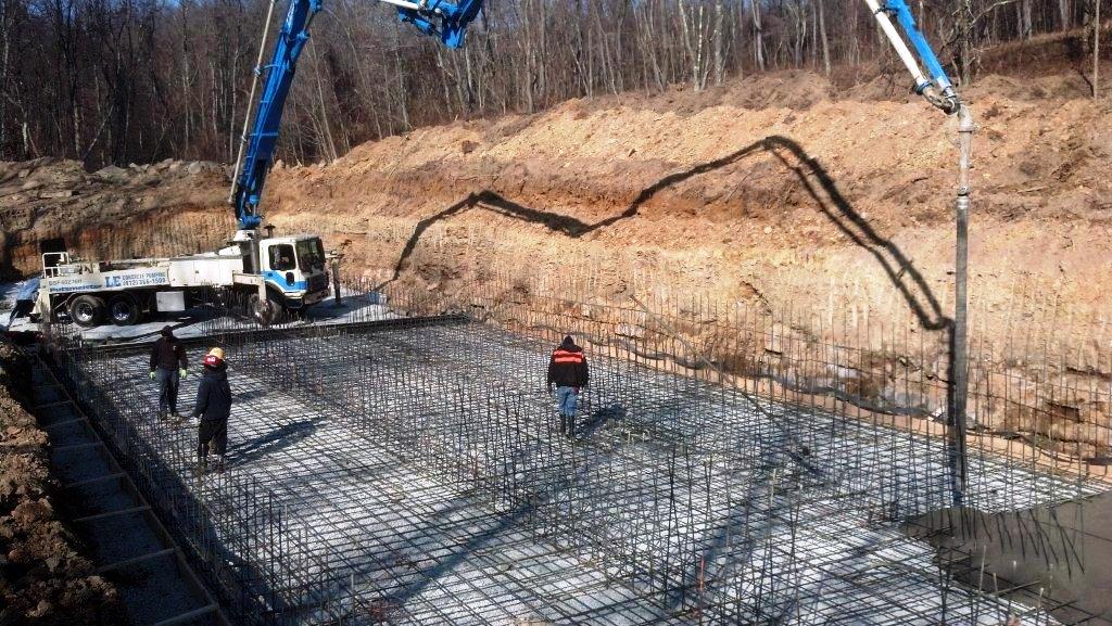 Pouring floor of the pond
