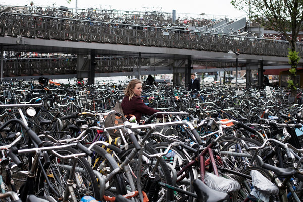 Amsterdam: Find your bike in this pile!