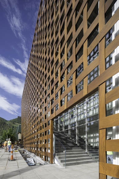 Aspen Art Museum lattice-work sheathed facade. Courtesy of Shigeru Ban architects
