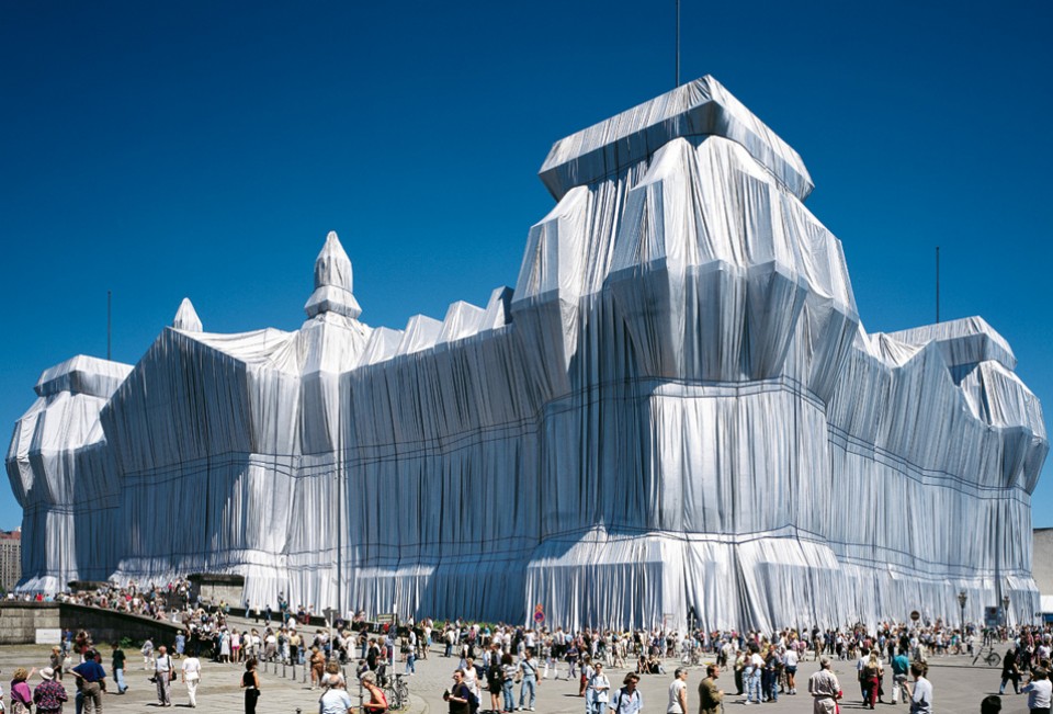 Christo and Jeanne Claude wrap the Reichstag