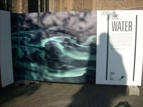Water Edward Burtynsky: Panel exhibition in Utrecht, The Netherlands (Oct 2014) Photo by Faul-Zeitler (CC 3.0)