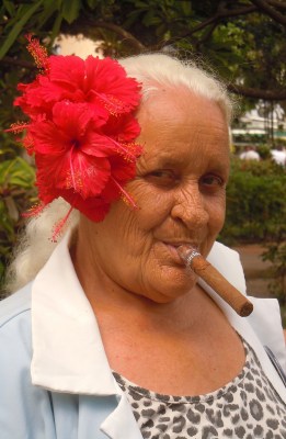 Señora con cigar in Habana Vieja
