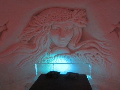 A bedroom in Snow Village. Decoration above the bed is carved in ice. Photo by Aik Meeuse, Creative Commons 3.0