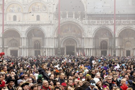 People gather before the traditional Columbine descends from Saint Mark's tower bell on an iron cable during the Venice Carnival, January 31, 2016. REUTERS/Alessandro Bianchi 