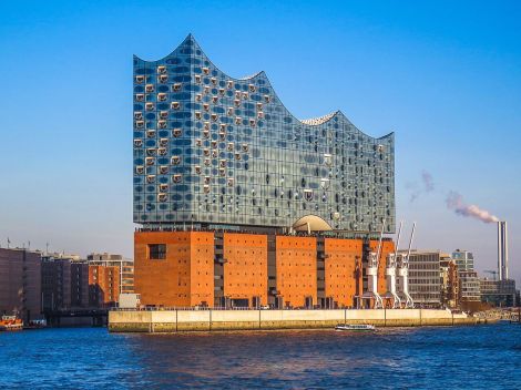 Elbphilharmonie juts into the harbor. Courtesy of Wikipedia.