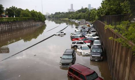 Motorists stranded along I-45 along N. Main in Houston (Aug 26). Cody Duty/ Houston Chronicle via AP.