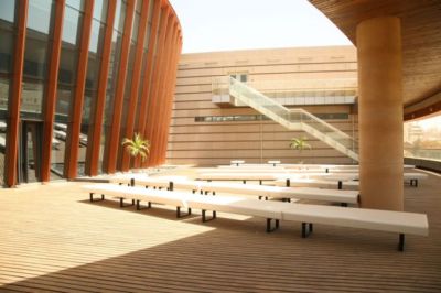 Curved shape terrace reflect the disk pattern of the museum.