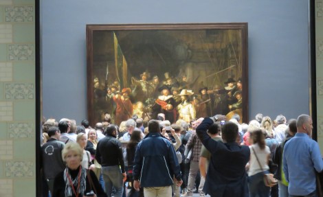 Crowd blocks the view of Rembrandt's famed Nightwatch in Amsterdam's Reijksmuseum. (Photo Roberta Faul-Zeitler CC 3.0)
