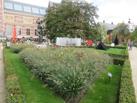 Outdoor Calder installation (temporary) at the Rijksmuseum 2014 demonstrates the whimsical nature of the artist (Roberta Faul-Zeitler, CC:3.0)
